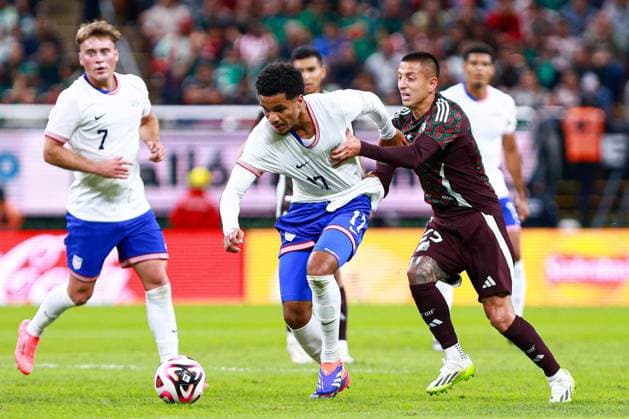 Fußball, Länderspiel, Mexiko - USA RECORD DATE NOT STATED Seleccion Mexicana 2024 Mexico vs United States Malik Tillman (L) of USA fights for the ball with Roberto Alvarado (R) of Mexico during the game International Friendly, Länderspiel, Nationalmannschaft between Mexican national team, Nationalteam (Mexico) and United States (USA) at Akron Stadium, on October 15, 2024, Guadalajara, Jalisco, Mexico. GUADALAJARA JALISCO MEXICO Copyright: xCarlosxZepedax 20241015225740_SNM_MEX_USA_TILLMAN262