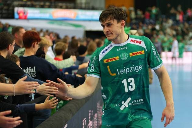Leipzig, 14.10.2024, QUARTERBACK Immobilien ARENA, Handball, Männer, Saison 2024 2025, 1. Bundesliga, 6. Spieltag , SC DHfK Leipzig - HC Erlangen 32:25 (16:17) , Im Bild: Matej Klima (13, Leipzig) klatscht mit Fans ab ,