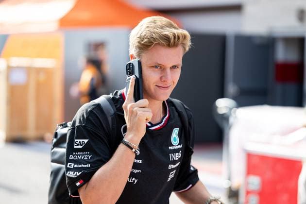 Mick Schumacher (Mercedes AMG Petronas Formula One Team, Test- und Ersatzfahrer) telefoniert mit Smartphone, USA, Formel 1 Weltmeisterschaft, Grand Prix der Vereinigten Staaten von Amerika, Circuit of the Americas Austin, Media Day, 17.10.2024 USA, Formel 1 Weltmeisterschaft, Grand Prix der Vereinigten Staaten von Amerika, Circuit of the Americas Austin, Media Day, 17.10.2024 Austin Copyright: xEibner-Pressefoto Memmlerx EP_MMR