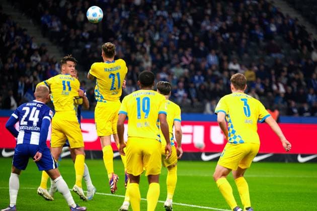 Levente Szabo (Eintracht Braunschweig, 11), Kevin Ehlers (Eintracht Braunschweig, 21), Kopfball, GER, Hertha BSC vs. Eintracht Braunschweig, Fussball Herren, 2. Bundesliga, Saison 2024 2025, 09. Spieltag, 18.10.2024. (DFL REGULATIONS PROHIBIT ANY USE OF PHOTOGRAPHS AS IMAGE SEQUENCES AND OR QUASI - VIDEO). GER, Hertha BSC vs. Eintracht Braunschweig, Fussball Herren, 2. Bundesliga, Saison 2024 2025, 09. Spieltag, 18.10.2024. Berlin