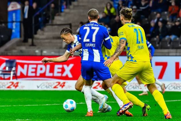18.10.2024, xlakx, Fussball 2.Bundesliga, Hertha BSC Berlin - Eintracht Braunschweig emspor, v.l. am Ball Derry Scherhant (Hertha BSC 39),Kevin Ehlers (Eintracht Braunschweig 21),Michael Cuisance (Hertha BSC 27),Zweikampf, Duell, Kampf, tackle (DFL DFB REGULATIONS PROHIBIT ANY USE OF PHOTOGRAPHS as IMAGE SEQUENCES and or QUASI-VIDEO) Daniel Lakomski Jan Huebner Berlin