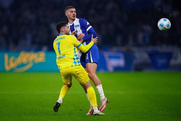 Fabio Kaufmann (Eintracht Braunschweig, 07), Marton Dardai (Hertha BSC, 31), GER, Hertha BSC vs. Eintracht Braunschweig, Fussball Herren, 2. Bundesliga, Saison 2024 2025, 09. Spieltag, 18.10.2024. (DFL REGULATIONS PROHIBIT ANY USE OF PHOTOGRAPHS AS IMAGE SEQUENCES AND OR QUASI - VIDEO). GER, Hertha BSC vs. Eintracht Braunschweig, Fussball Herren, 2. Bundesliga, Saison 2024 2025, 09. Spieltag, 18.10.2024. Berlin