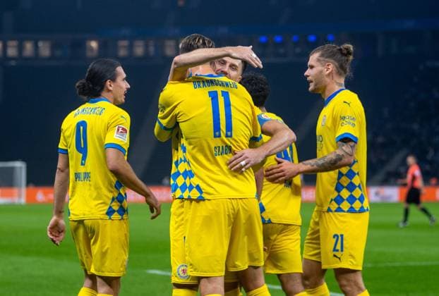 Fussball, Herren, Saison 2024 2025, 2. Bundesliga (9. Spieltag), Hertha BSC - Eintracht Braunschweig, v.l. Rayan Philippe (Braunschweig), Levente Szabo (Braunschweig), Ermin Bicakcic (Braunschweig), Johan Gomez (Braunschweig), Kevin Ehlers (Braunschweig), Jubel nach Tor zum 0:1, 18.10. 2024,