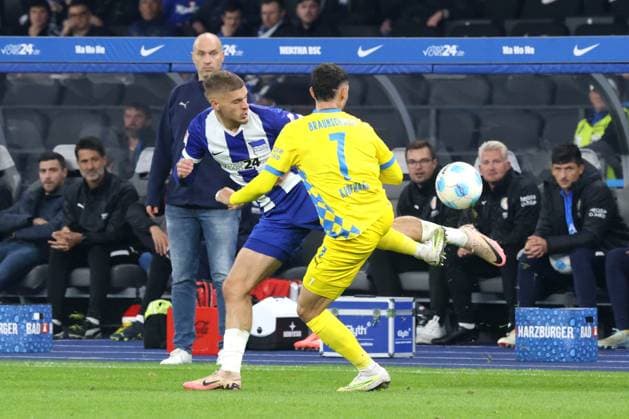DEU, DFL, 2. FBL, Hertha BSC vs. Braunschweig, 18.10.2024, Berliner Olympiastadion, Berlin, DEU, DFL, 2. FBL, Hertha BSC vs. Braunschweig, im Bild Marton Dardai (Hertha BSC Berlin 31), Fabio Kaufmann (Eintracht Braunschweig 7), Trainer Daniel Scherning (Eintracht Braunschweig) DFL - regulations prohibit any use of Photographs as image sequences and or quasi-video Foto: Juergen Engler nordphoto GmbH