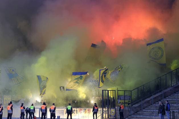 DEU, DFL, 2. FBL, Hertha BSC vs. Braunschweig, 18.10.2024, Berliner Olympiastadion, Berlin, DEU, DFL, 2. FBL, Hertha BSC vs. Braunschweig, im Bild Braunschweiger-Fankurve, Pyro DFL - regulations prohibit any use of Photographs as image sequences and or quasi-video Foto: Juergen Engler nordphoto GmbH