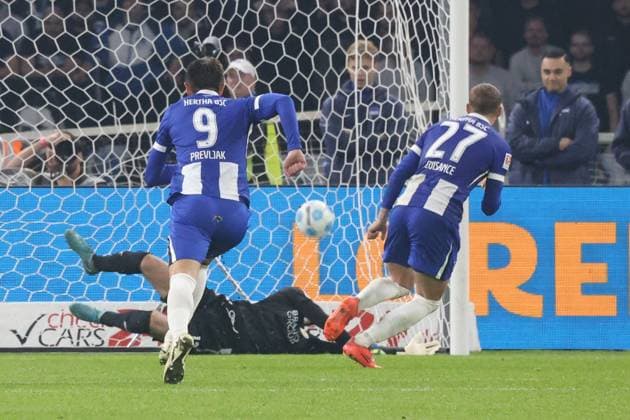 DEU, DFL, 2. FBL, Hertha BSC vs. Braunschweig, 18.10.2024, Berliner Olympiastadion, Berlin, DEU, DFL, 2. FBL, Hertha BSC vs. Braunschweig, im Bild 1:1 durch 11m von Michael Cuisance (Hertha BSC Berlin 27), Smail Prevljak (Hertha BSC Berlin 9), Lennard Grill (Eintracht Braunschweig 1) DFL - regulations prohibit any use of Photographs as image sequences and or quasi-video Foto: Juergen Engler nordphoto GmbH