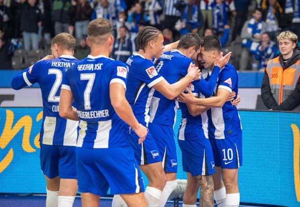 Fussball, Herren, Saison 2024 2025, 2. Bundesliga (9. Spieltag), Hertha BSC - Eintracht Braunschweig, v.l. Michael Cuisance (Hertha BSC), Florian Niederlechner (Hertha BSC), Derry Scherhant (Hertha BSC), Smail Prevljak (Hertha BSC), Kevin Sessa (Hertha BSC), Ibrahim Maza (Hertha BSC), Jubel nach Tor zum 2:1, 18.10. 2024,