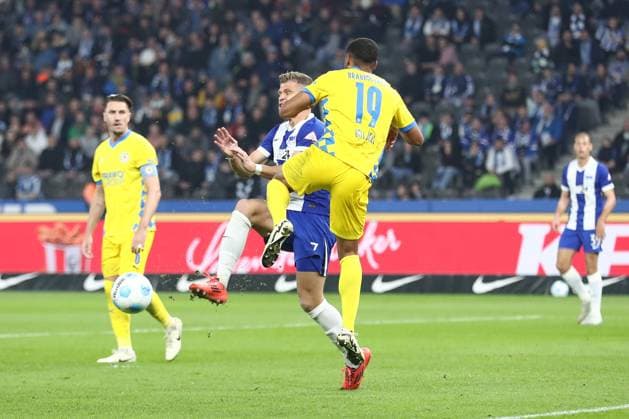 18.10.2024, xtgx, Fussball - 2.Bundesliga, Hertha BSC Berlin - Eintracht Braunschweig emspor, v.l. Florian Niederlechner (Hertha, 7), Leon Bell Bell (Braunschweig, 19) Zweikampf, Duell, Kampf, tackle (DFL DFB REGULATIONS PROHIBIT ANY USE OF PHOTOGRAPHS as IMAGE SEQUENCES and or QUASI-VIDEO) Berlin