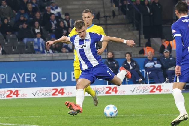 DEU, DFL, 2. FBL, Hertha BSC vs. Braunschweig, 18.10.2024, Berliner Olympiastadion, Berlin, DEU, DFL, 2. FBL, Hertha BSC vs. Braunschweig, im Bild 3:1 durch Florian Niederlechner (Hertha BSC Berlin 7), Sven Koehler (Eintracht Braunschweig 27) DFL - regulations prohibit any use of Photographs as image sequences and or quasi-video Foto: Juergen Engler nordphoto GmbH