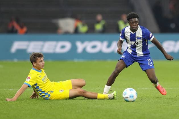 18.10.2024, xtgx, Fussball - 2.Bundesliga, Hertha BSC Berlin - Eintracht Braunschweig emspor, v.l. Max Marie (Braunschweig, 15), Boris Chi Manuzah Lum (Hertha, 21) Zweikampf, Duell, Kampf, tackle (DFL DFB REGULATIONS PROHIBIT ANY USE OF PHOTOGRAPHS as IMAGE SEQUENCES and or QUASI-VIDEO) Berlin