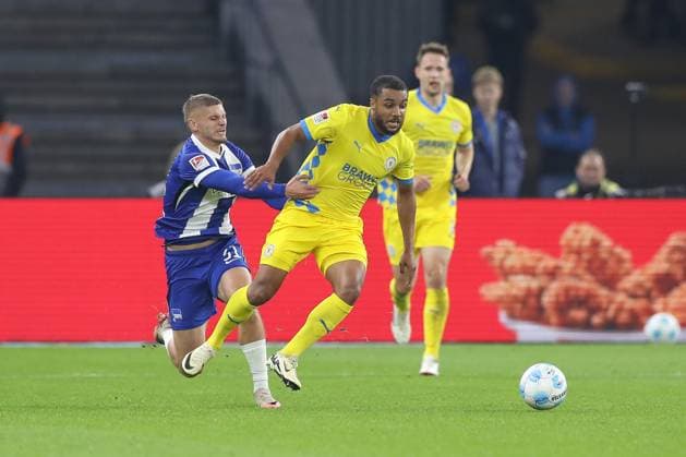 18.10.2024, xtgx, Fussball - 2.Bundesliga, Hertha BSC Berlin - Eintracht Braunschweig emspor, v.l. Marton Dardai (Hertha, 31), Leon Bell Bell (Braunschweig, 19) Zweikampf, Duell, Kampf, tackle (DFL DFB REGULATIONS PROHIBIT ANY USE OF PHOTOGRAPHS as IMAGE SEQUENCES and or QUASI-VIDEO) Berlin