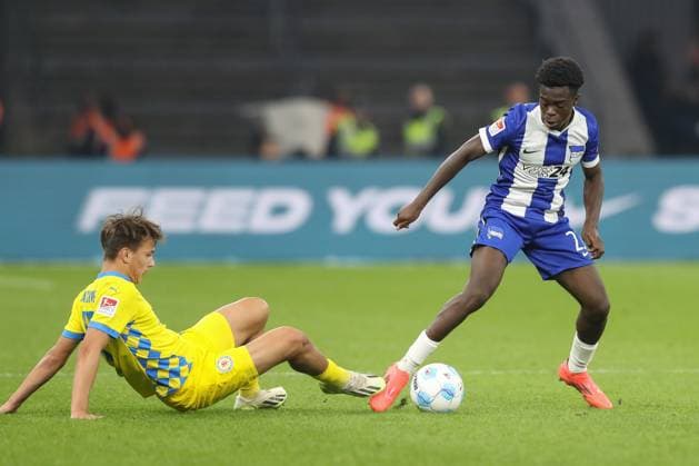 18.10.2024, xtgx, Fussball - 2.Bundesliga, Hertha BSC Berlin - Eintracht Braunschweig emspor, v.l. Max Marie (Braunschweig, 15), Boris Chi Manuzah Lum (Hertha, 21) Zweikampf, Duell, Kampf, tackle (DFL DFB REGULATIONS PROHIBIT ANY USE OF PHOTOGRAPHS as IMAGE SEQUENCES and or QUASI-VIDEO) Berlin