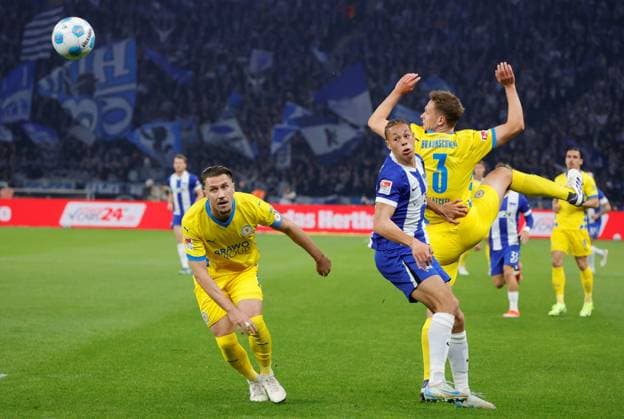 Ermin Bicakcic, Eintracht Braunschweig, Derry Scherhant, Hertha BSC, Paul Jaeckel, Eintracht Braunschweig, Deutschland, Berlin, Olympiastadion, Fussball, Herren, Saison 2024 2025, 2. Bundesliga (9. Spieltag), Hertha BSC - Eintracht Braunschweig