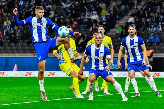 18.10.2024, xlakx, Fussball 2.Bundesliga, Hertha BSC Berlin - Eintracht Braunschweig emspor, v.l. Marton Dardai (Hertha BSC 31),Toni Leistner (Hertha BSC 37),Pascal Klemens (Hertha BSC 41),Zweikampf, Duell, Kampf, tackle (DFL DFB REGULATIONS PROHIBIT ANY USE OF PHOTOGRAPHS as IMAGE SEQUENCES and or QUASI-VIDEO) Daniel Lakomski Jan Huebner Berlin