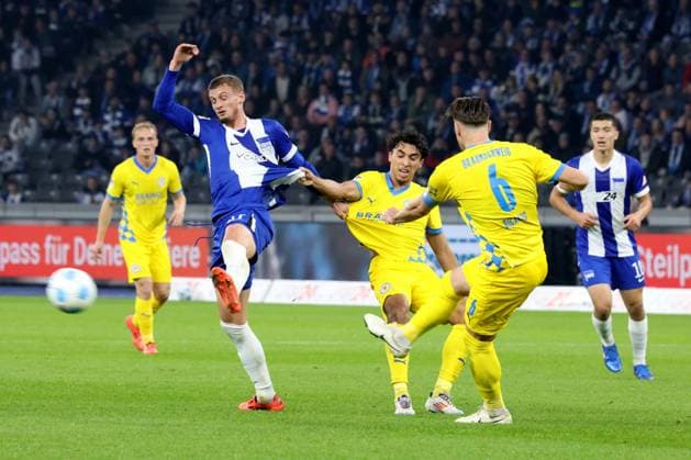 DEU, DFL, 2. FBL, Hertha BSC vs. Braunschweig, 18.10.2024, Berliner Olympiastadion, Berlin, DEU, DFL, 2. FBL, Hertha BSC vs. Braunschweig, im Bild Michael Cuisance (Hertha BSC Berlin 27), Johann Gomez (Eintracht Braunschweig 44), Ermin Bicakcic (Eintracht Braunschweig 6) DFL - regulations prohibit any use of Photographs as image sequences and or quasi-video Foto: Juergen Engler nordphoto GmbH