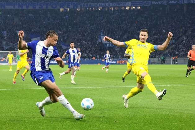 DEU, DFL, 2. FBL, Hertha BSC vs. Braunschweig, 18.10.2024, Berliner Olympiastadion, Berlin, DEU, DFL, 2. FBL, Hertha BSC vs. Braunschweig, im Bild Derry Scherhant (Hertha BSC Berlin 39), Ermin Bicakcic (Eintracht Braunschweig 6) DFL - regulations prohibit any use of Photographs as image sequences and or quasi-video Foto: Juergen Engler nordphoto GmbH