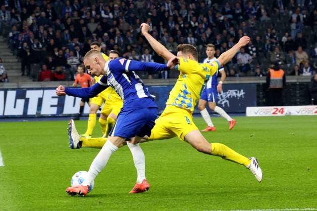 DEU, DFL, 2. FBL, Hertha BSC vs. Braunschweig, 18.10.2024, Berliner Olympiastadion, Berlin, DEU, DFL, 2. FBL, Hertha BSC vs. Braunschweig, im Bild Palko Dardai (Hertha BSC Berlin 20), Paul Jaeckel (Eintracht Braunschweig 3) DFL - regulations prohibit any use of Photographs as image sequences and or quasi-video Foto: Juergen Engler nordphoto GmbH