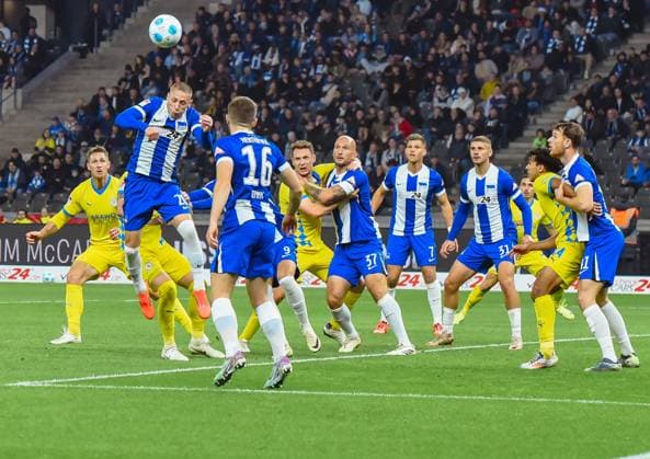 Fussball 2.Bundesliga, Hertha BSC Berlin - Eintracht Braunschweig 18.10.2024, xdanx, Fussball 2.Bundesliga, Hertha BSC Berlin - Eintracht Braunschweig v.l.Palko Dardai (Hertha BSC 20),setzt zum Kopfball an,Toni Leistner (Hertha BSC 37),Florian Niederlechner (Hertha BSC 7),Marton Dardai (Hertha BSC 31),Johan Gomez (Eintracht Braunschweig 44),Pascal Klemens (Hertha BSC 41),Zweikampf, Duell, Kampf, tackle (DFL DFB REGULATIONS PROHIBIT ANY USE OF PHOTOGRAPHS as IMAGE SEQUENCES and or QUASI-VIDEO) Daniel Lakomski Mix1 Berlin Olympiastadion Berlin Berlin Deutschland (DE)