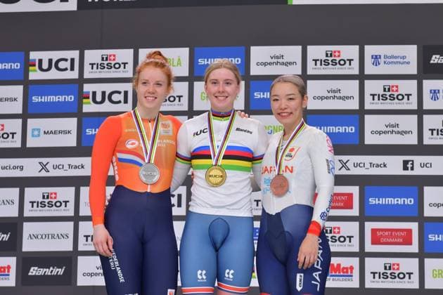 Cycling: Track world championships Britain s Emma Finucane (C) poses for a photo after defending her title in the women s individual sprint at the Track cycling, Rad, Radsport, Bahnrad, Bahn world championships in Ballerup, Denmark, on Oct. 18, 2024, alongside Hetty van de Wouw (L) of the Netherlands and Mina Sato of Japan, who won silver and bronze, respectively. A14AA0003602599P