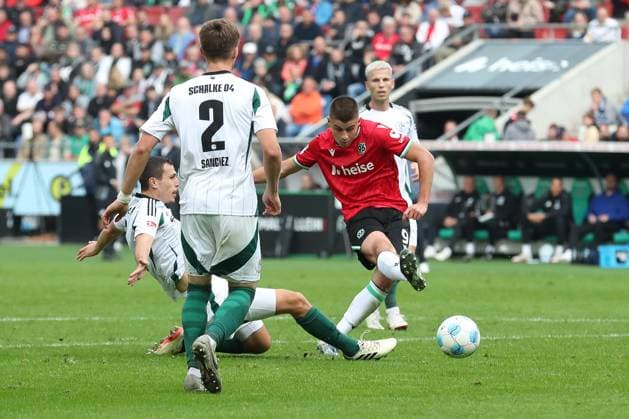 19.10.2024, xtgx, Fussball - 2.Bundesliga, Hannover 96 - FC Schalke 04 emspor, v.l. Kenan Karaman (Schalke, 19), Nicolo Tresoldi (Hannover, 9) Zweikampf, Duell, Kampf, tackle (DFL DFB REGULATIONS PROHIBIT ANY USE OF PHOTOGRAPHS as IMAGE SEQUENCES and or QUASI-VIDEO) Hannover