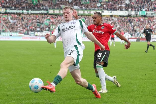 19.10.2024, xtgx, Fussball - 2.Bundesliga, Hannover 96 - FC Schalke 04 emspor, v.l. Monju Momuluh (Hannover, 38), Derry Murkin (Schalke, 5) Zweikampf, Duell, Kampf, tackle (DFL DFB REGULATIONS PROHIBIT ANY USE OF PHOTOGRAPHS as IMAGE SEQUENCES and or QUASI-VIDEO) Hannover