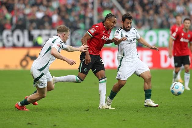 19.10.2024, xtgx, Fussball - 2.Bundesliga, Hannover 96 - FC Schalke 04 emspor, v.l. Derry Murkin (Schalke, 5), Monju Momuluh (Hannover, 38), Paul Seguin (Schalke, 7) Zweikampf, Duell, Kampf, tackle (DFL DFB REGULATIONS PROHIBIT ANY USE OF PHOTOGRAPHS as IMAGE SEQUENCES and or QUASI-VIDEO) Hannover