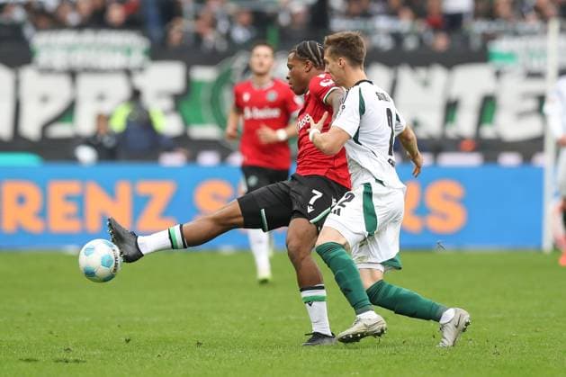 19.10.2024, xtgx, Fussball - 2.Bundesliga, Hannover 96 - FC Schalke 04 emspor, v.l Max Besuschkow (Hannover, 7), Felipe Sanchez (Schalke, 2) Zweikampf, Duell, Kampf, tackle (DFL DFB REGULATIONS PROHIBIT ANY USE OF PHOTOGRAPHS as IMAGE SEQUENCES and or QUASI-VIDEO) Hannover