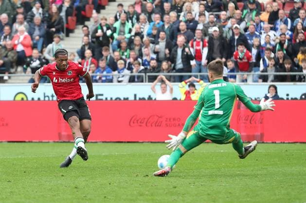 19.10.2024, xtgx, Fussball 2. Bundesliga, Hannover 96 - FC Schalke 04 emspor, v.l. Jessic Ngankam (Hannover, 7) schiesst Tor, schießt, Torschuetze, erzielt Tor, Treffer, scores the goal Abseits (DFL DFB REGULATIONS PROHIBIT ANY USE OF PHOTOGRAPHS as IMAGE SEQUENCES and or QUASI-VIDEO) Hannover