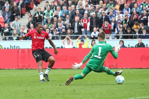 19.10.2024, xtgx, Fussball 2. Bundesliga, Hannover 96 - FC Schalke 04 emspor, v.l. Jessic Ngankam (Hannover, 7) schiesst Tor, schießt, Torschuetze, erzielt Tor, Treffer, scores the goal Abseits (DFL DFB REGULATIONS PROHIBIT ANY USE OF PHOTOGRAPHS as IMAGE SEQUENCES and or QUASI-VIDEO) Hannover