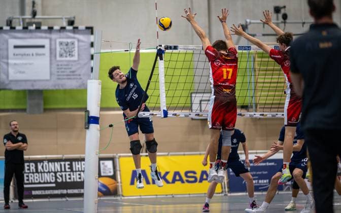 Volleyball, Saison 2024 2025, 2. Bundesliga Nord, 19.10.2024, 4. Spieltag, Herren, TuB Bocholt (blau) vs. Kieler TV (rot) v.l.: Markus Friedrich (Trainer TuB Bocholt), Tobias Brendgen (TuB Bocholt), Peter Klaua (Kieler TV), Josse Lange (Kieler TV, verdeckt), Bocholt Sporthalle West Nordrhein-Westfalen Deutschland