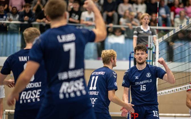 Volleyball, Saison 2024 2025, 2. Bundesliga Nord, 19.10.2024, 4. Spieltag, Herren, TuB Bocholt (blau) vs. Kieler TV (rot) v.l.: Noah van Dam (Libero TuB Bocholt), Luis Kubo (TuB Bocholt), Thomas Wittkowski (TuB Bocholt), Tobias Brendgen (TuB Bocholt), Bocholt Sporthalle West Nordrhein-Westfalen Deutschland