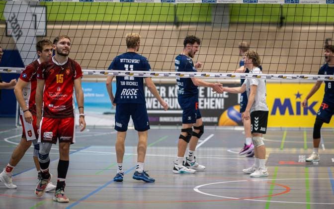Volleyball, Saison 2024 2025, 2. Bundesliga Nord, 19.10.2024, 4. Spieltag, Herren, TuB Bocholt (blau) vs. Kieler TV (rot) v.l.: Peter Klaua (Kieler TV), Joao Vitor Meirelles Thomaz (Kieler TV) Thomas Wittkowski (TuB Bocholt), Tobias Brendgen (TuB Bocholt), Tom-Luca Schluse (Libero TuB Bocholt), Bocholt Sporthalle West Nordrhein-Westfalen Deutschland