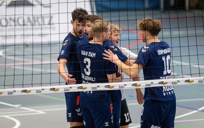Volleyball, Saison 2024 2025, 2. Bundesliga Nord, 19.10.2024, 4. Spieltag, Herren, TuB Bocholt (blau) vs. Kieler TV (rot) v.l.: Tobias Brendgen (TuB Bocholt), Ben Stoverink (TuB Bocholt), Noah van Dam (Libero TuB Bocholt), Tom-Luca Schluse (Libero TuB Bocholt), Tom Doerpinghaus (TuB Bocholt), Bocholt Sporthalle West Nordrhein-Westfalen Deutschland