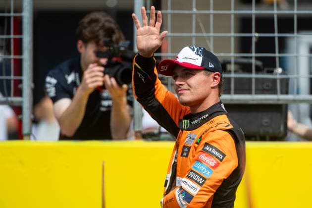 Lando Norris (McLaren Formula 1 Team, Großbritannien, 04) winkt nach Platz 3 im Parc Ferme den Fans, USA, Formel 1 Weltmeisterschaft, Pirelli Grand Prix der Vereinigten Staaten von Amerika, Circuit of the Americas Austin, Sprint Rennen, 19.10.2024 USA, Formel 1 Weltmeisterschaft, Pirelli Grand Prix der Vereinigten Staaten von Amerika, Circuit of the Americas Austin, Sprint Rennen, 19.10.2024 Austin Copyright: xEibner-Pressefoto Memmlerx EP_MMR