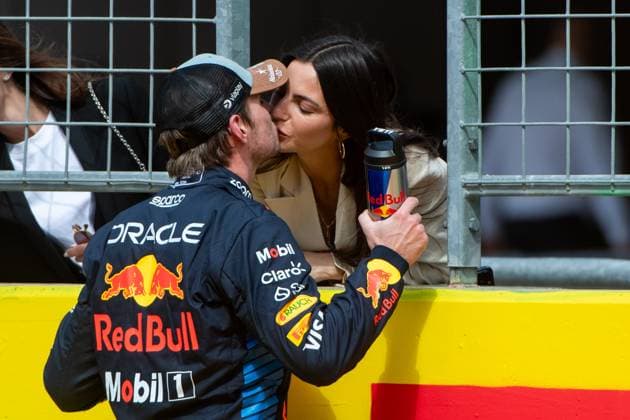 Max Verstappen (Oracle Red Bull Racing, Niederlande, 01) gibt seiner Freundin Kelly Piquet (Brasilien) nach dem Sieg einen Kuss an der Boxenmauer, USA, Formel 1 Weltmeisterschaft, Pirelli Grand Prix der Vereinigten Staaten von Amerika, Circuit of the Americas Austin, Sprint Rennen, 19.10.2024 USA, Formel 1 Weltmeisterschaft, Pirelli Grand Prix der Vereinigten Staaten von Amerika, Circuit of the Americas Austin, Sprint Rennen, 19.10.2024 Austin Copyright: xEibner-Pressefoto Memmlerx EP_MMR