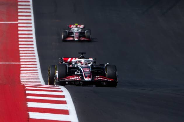 Kevin Magnussen (MoneyGram Haas F1 Team, Daenemark, 20) im Haas VF-24 vor Nico Huelkenberg (MoneyGram Haas F1 Team, Deutschland, 27), USA, Formel 1 Weltmeisterschaft, Pirelli Grand Prix der Vereinigten Staaten von Amerika, Circuit of the Americas Austin, Sprint Rennen, 19.10.2024 USA, Formel 1 Weltmeisterschaft, Pirelli Grand Prix der Vereinigten Staaten von Amerika, Circuit of the Americas Austin, Sprint Rennen, 19.10.2024 Austin Copyright: xEibner-Pressefoto Memmlerx EP_MMR