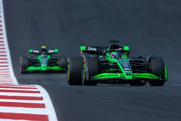 Valtteri Bottas (Stake F1 Team Kick Sauber, Finnland, 77) im Sauber C44 vor Zhou Guanyu (Stake F1 Team Kick Sauber, China, 24), USA, Formel 1 Weltmeisterschaft, Pirelli Grand Prix der Vereinigten Staaten von Amerika, Circuit of the Americas Austin, Sprint Rennen, 19.10.2024 USA, Formel 1 Weltmeisterschaft, Pirelli Grand Prix der Vereinigten Staaten von Amerika, Circuit of the Americas Austin, Sprint Rennen, 19.10.2024 Austin Copyright: xEibner-Pressefoto Memmlerx EP_MMR