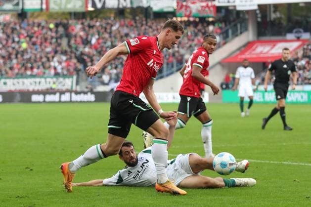 19.10.2024, xtgx, Fussball 2. Bundesliga, Hannover 96 - FC Schalke 04 emspor, v.l. Phil Neumann (Hannover, 5), Amin Younes (Schalke, 8) Zweikampf, Duell, Kampf, tackle (DFL DFB REGULATIONS PROHIBIT ANY USE OF PHOTOGRAPHS as IMAGE SEQUENCES and or QUASI-VIDEO) Hannover