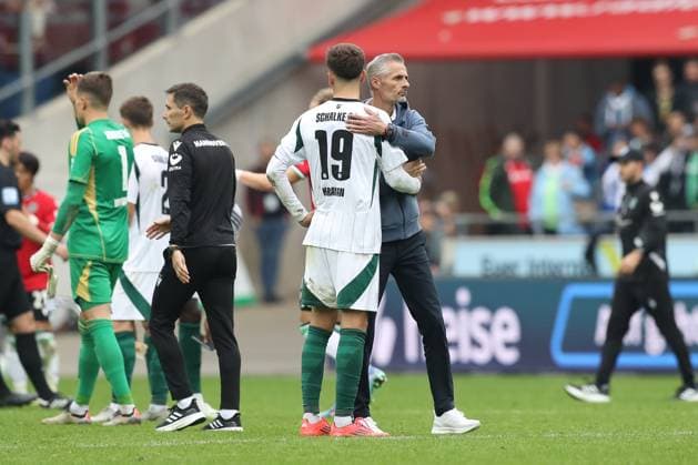 19.10.2024, xtgx, Fussball 2. Bundesliga, Hannover 96 - FC Schalke 04 emspor, v.l. Kenan Karaman (Schalke, 19), Kees van Wonderen (Schalke, Trainer) enttaeuscht, enttäuscht, schaut enttaeuscht, niedergeschlagen, disappointed (DFL DFB REGULATIONS PROHIBIT ANY USE OF PHOTOGRAPHS as IMAGE SEQUENCES and or QUASI-VIDEO) Hannover
