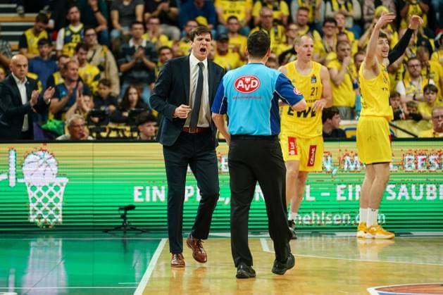 Pedro Calles (EWE Baskets Oldenburg, Cheftrainer) diskutiert mit Nicolas Brendel (Schiedsrichter), GER, EWE Baskets Oldenburg vs Ratiopharm Ulm, Basketball, Bundesliga, Spieltag 5, Saison 2024 2025, 19.10.2024 GER, EWE Baskets Oldenburg vs Ratiopharm Ulm, Basketball, Bundesliga, Spieltag 5, Saison 2024 2025, 19.10.2024 Oldenburg Copyright: xEibner-Pressefoto MaxxVincenx EP_MVN