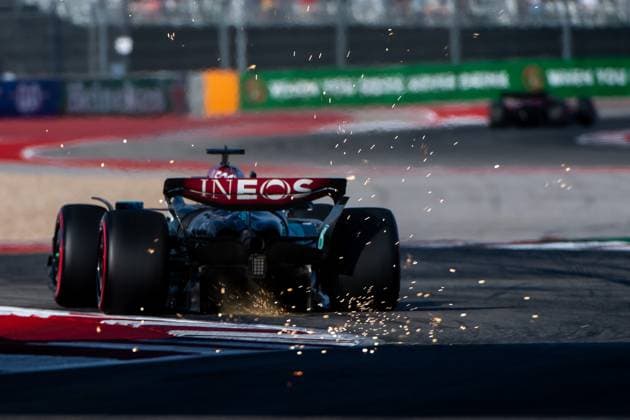 George Russell (Mercedes AMG Petronas Formula One Team, Großbritannien, 63) im Mercedes-AMG F1 W15 E Performance mit Funkenflug, USA, Formel 1 Weltmeisterschaft, Pirelli Grand Prix der Vereinigten Staaten von Amerika, Circuit of the Americas Austin, Qualifying, 19.10.2024 USA, Formel 1 Weltmeisterschaft, Pirelli Grand Prix der Vereinigten Staaten von Amerika, Circuit of the Americas Austin, Qualifying, 19.10.2024 Austin Copyright: xEibner-Pressefoto Memmlerx EP_MMR