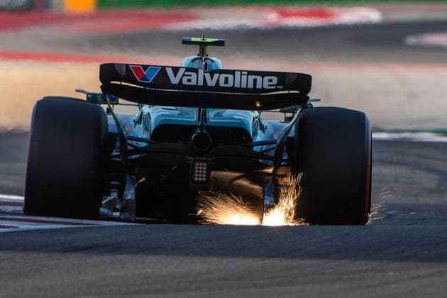 Fernando Alonso (Aston Martin Aramco Formula One Team, Spanien, 14) im Aston Martin AMR24 mit Funkenflug, USA, Formel 1 Weltmeisterschaft, Pirelli Grand Prix der Vereinigten Staaten von Amerika, Circuit of the Americas Austin, Qualifying, 19.10.2024 USA, Formel 1 Weltmeisterschaft, Pirelli Grand Prix der Vereinigten Staaten von Amerika, Circuit of the Americas Austin, Qualifying, 19.10.2024 Austin Copyright: xEibner-Pressefoto Memmlerx EP_MMR