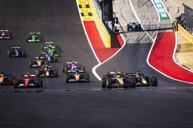 04 NORRIS Lando (gbr), McLaren F1 Team MCL38, 01 VERSTAPPEN Max (nld), Red Bull Racing RB20, action, start of the race, depart, during the Formula 1 Pirelli United States Grand Prix 2024, 19th round of the 2024 Formula One World Championship, WM, Weltmeisterschaft from October 18 to 20, 2024 on the Circuit of the Americas, in Austin, United States of America - F1 - US GRAND PRIX 2024 DPPI Panoramic 241020_R19_USA_DP_EA020368