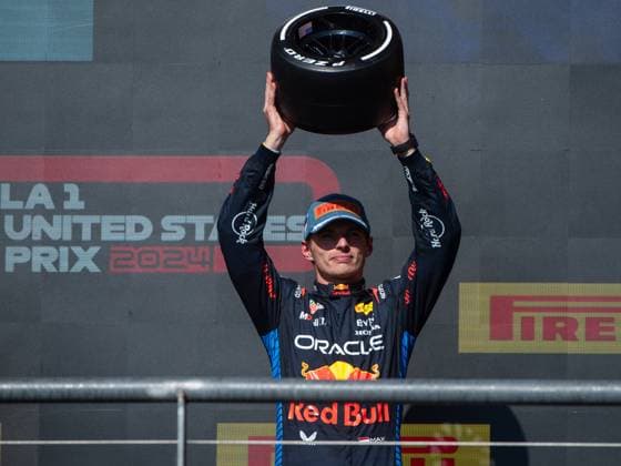 Max Verstappen (Oracle Red Bull Racing, Niederlande, 01) jubelt bei der Siegerehrung auf dem Podium mit Pokal ueber den dritten Platz, USA, Formel 1 Weltmeisterschaft, Pirelli Grand Prix der Vereinigten Staaten von Amerika, Circuit of the Americas Austin, Rennen, 20.10.2024 USA, Formel 1 Weltmeisterschaft, Pirelli Grand Prix der Vereinigten Staaten von Amerika, Circuit of the Americas Austin, Rennen, 20.10.2024 Austin Copyright: xEibner-Pressefoto Memmlerx EP_MMR