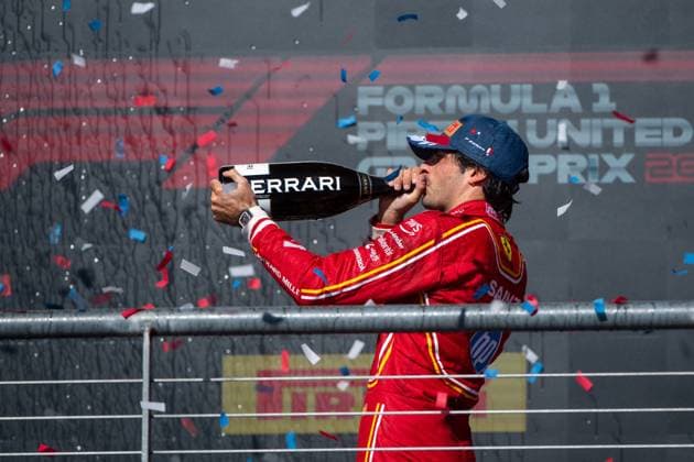 Carlos Sainz (Scuderia Ferrari HP, Spanien, 55) jubelt bei der Siegerehrung auf dem Podium mit Pokal ueber den zweiten Platz, USA, Formel 1 Weltmeisterschaft, Pirelli Grand Prix der Vereinigten Staaten von Amerika, Circuit of the Americas Austin, Rennen, 20.10.2024 USA, Formel 1 Weltmeisterschaft, Pirelli Grand Prix der Vereinigten Staaten von Amerika, Circuit of the Americas Austin, Rennen, 20.10.2024 Austin Copyright: xEibner-Pressefoto Memmlerx EP_MMR