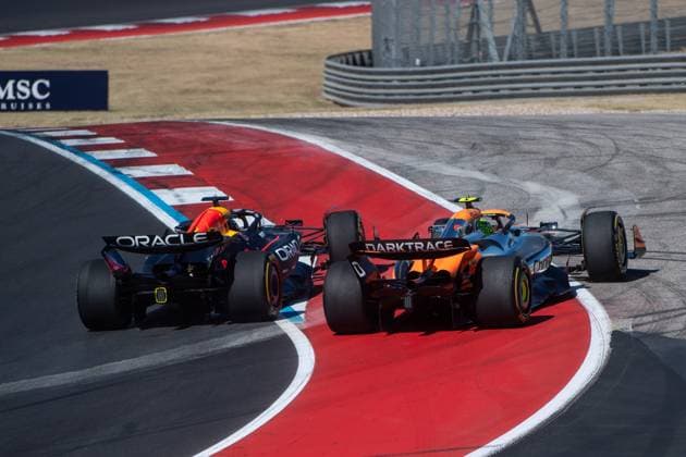 Max Verstappen (Oracle Red Bull Racing, Niederlande, 01) im RedBull RB20 ueberholt Lando Norris (McLaren Formula 1 Team, Großbritannien, 04) im McLaren MCL38 nach dem Start in der ersten Kurve, USA, Formel 1 Weltmeisterschaft, Pirelli Grand Prix der Vereinigten Staaten von Amerika, Circuit of the Americas Austin, Rennen, 20.10.2024 USA, Formel 1 Weltmeisterschaft, Pirelli Grand Prix der Vereinigten Staaten von Amerika, Circuit of the Americas Austin, Rennen, 20.10.2024 Austin Copyright: xEibner-Pressefoto Memmlerx EP_MMR