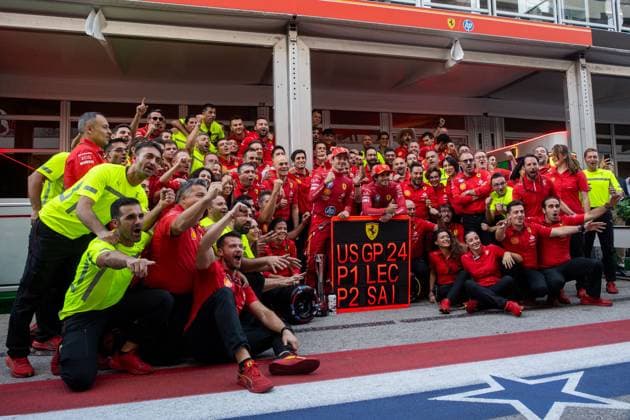 Charles Leclerc (Scuderia Ferrari HP, Monaco, 16), Carlos Sainz (Scuderia Ferrari HP, Spanien, 55) und Team feiern den Sieg und Platz 2 im Fahrerlager, USA, Formel 1 Weltmeisterschaft, Pirelli Grand Prix der Vereinigten Staaten von Amerika, Circuit of the Americas Austin, Rennen, 20.10.2024 USA, Formel 1 Weltmeisterschaft, Pirelli Grand Prix der Vereinigten Staaten von Amerika, Circuit of the Americas Austin, Rennen, 20.10.2024 Austin Copyright: xEibner-Pressefoto Memmlerx EP_MMR