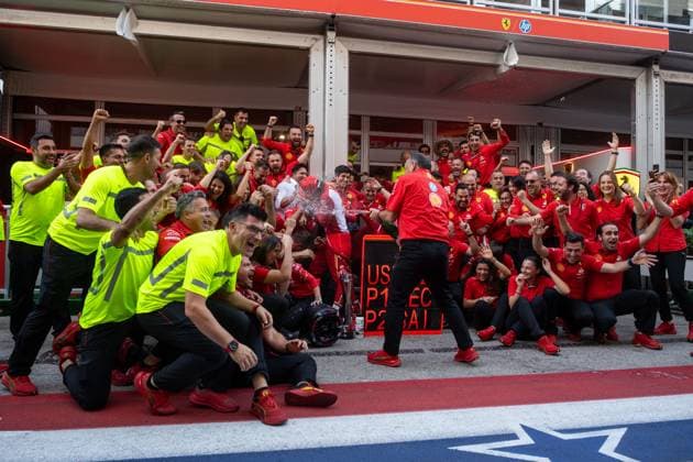 Charles Leclerc (Scuderia Ferrari HP, Monaco, 16), Carlos Sainz (Scuderia Ferrari HP, Spanien, 55), Frederic Vasseur (Scuderia Ferrari HP, Teamchef) und Team feiern den Sieg und Platz 2 im Fahrerlager mit Champagner, USA, Formel 1 Weltmeisterschaft, Pirelli Grand Prix der Vereinigten Staaten von Amerika, Circuit of the Americas Austin, Rennen, 20.10.2024 USA, Formel 1 Weltmeisterschaft, Pirelli Grand Prix der Vereinigten Staaten von Amerika, Circuit of the Americas Austin, Rennen, 20.10.2024 Austin Copyright: xEibner-Pressefoto Memmlerx EP_MMR