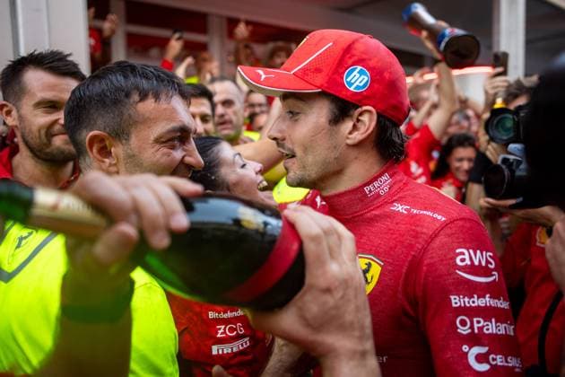 Charles Leclerc (Scuderia Ferrari HP, Monaco, 16) und Team jubeln im Fahrerlager ueber den Sieg, USA, Formel 1 Weltmeisterschaft, Pirelli Grand Prix der Vereinigten Staaten von Amerika, Circuit of the Americas Austin, Rennen, 20.10.2024 USA, Formel 1 Weltmeisterschaft, Pirelli Grand Prix der Vereinigten Staaten von Amerika, Circuit of the Americas Austin, Rennen, 20.10.2024 Austin Copyright: xEibner-Pressefoto Memmlerx EP_MMR