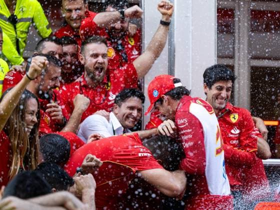 Charles Leclerc (Scuderia Ferrari HP, Monaco, 16) und Team feiern den Sieg und Platz 2 im Fahrerlager mit Champagner, USA, Formel 1 Weltmeisterschaft, Pirelli Grand Prix der Vereinigten Staaten von Amerika, Circuit of the Americas Austin, Rennen, 20.10.2024 USA, Formel 1 Weltmeisterschaft, Pirelli Grand Prix der Vereinigten Staaten von Amerika, Circuit of the Americas Austin, Rennen, 20.10.2024 Austin Copyright: xEibner-Pressefoto Memmlerx EP_MMR